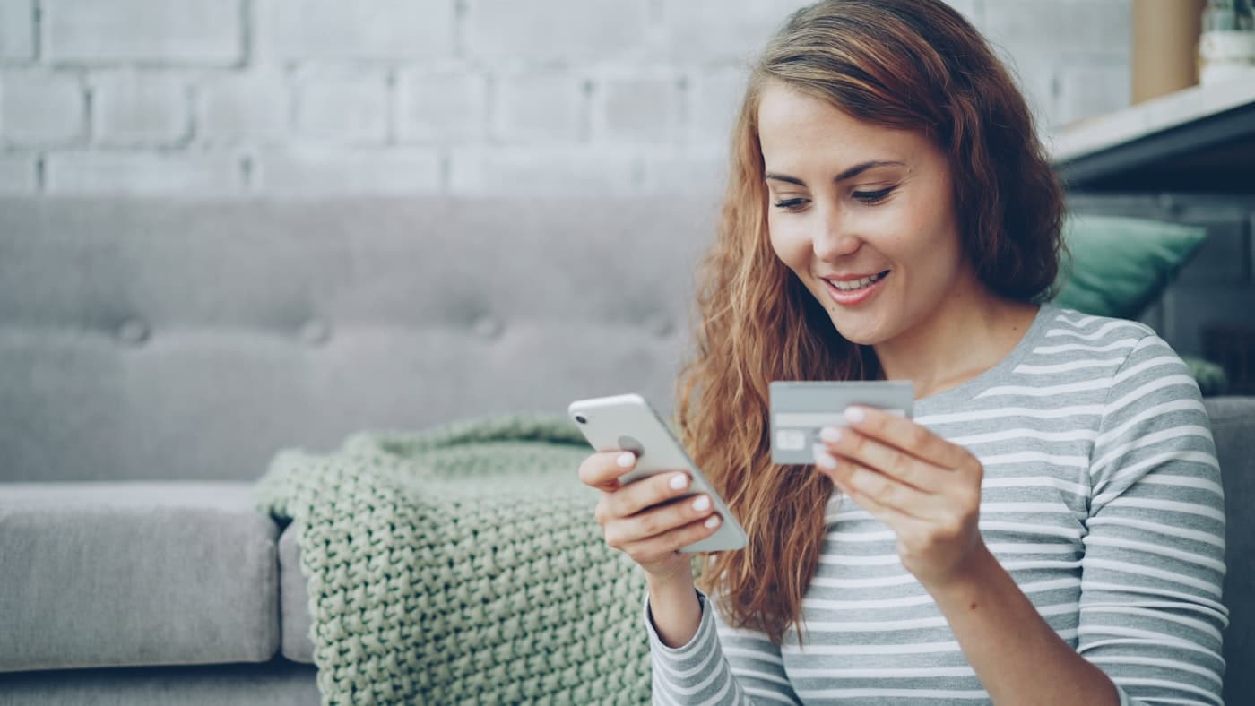 Telefonla mobil ödeme yapan genç kadın