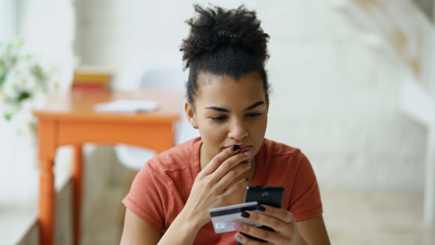 Kredi kartıyla telefondan online bankacılık ve alışveriş