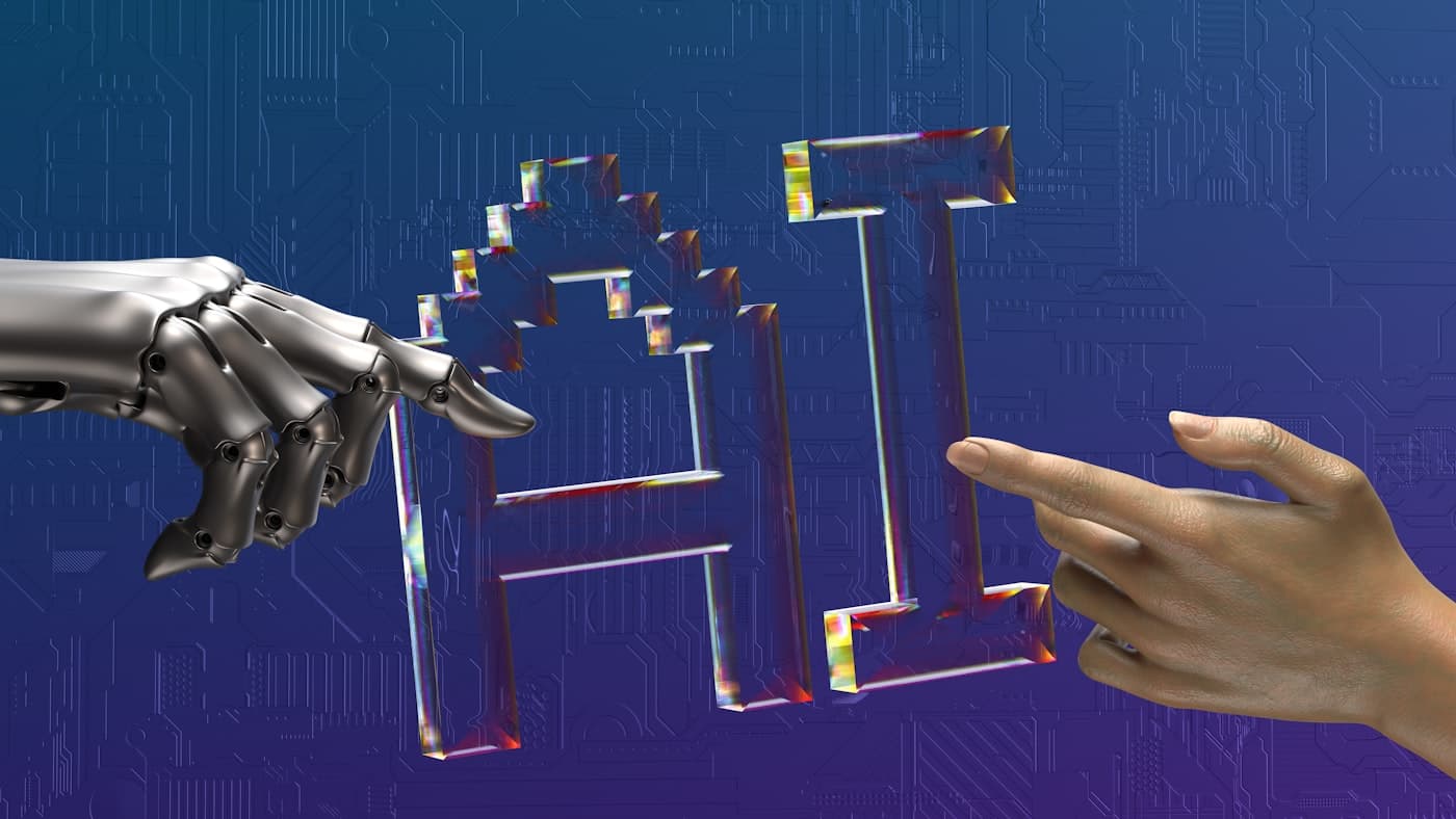 Yapay zekâ yazısına uzanan robot ve insan elleri